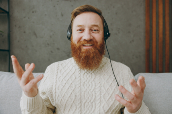 Téléconseiller indépendant en homeshoring travaillant à domicile avec casque et poste sécurisé, illustration de la relation client à distance.