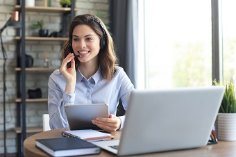 Image rétro d'une jeune femme blonde au téléphone