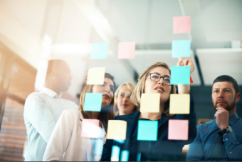 Graphique illustrant les tendances du télémarketing avec intelligence artificielle, chatbots et automatisation pour optimiser la relation client